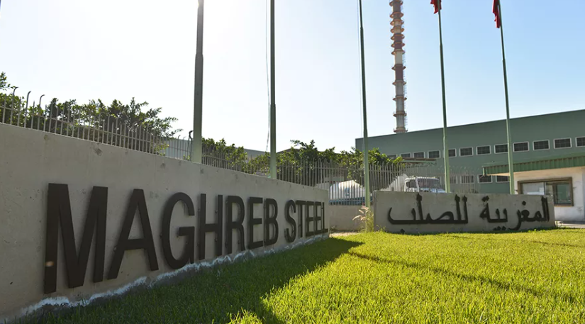 Étudiants devant la résidence